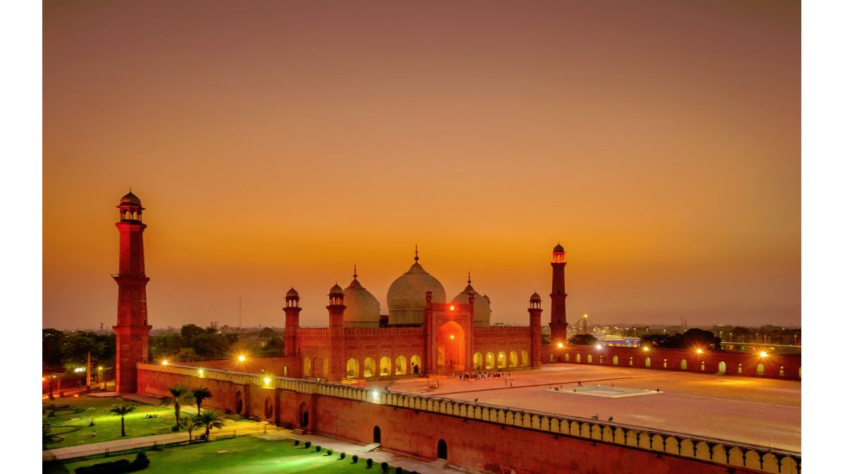 Badshahi Mosque – A Beautiful Mughal Era Mosque in Lahore